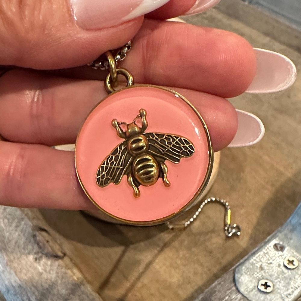 🐝GG Pink Enamel and Bronzed Pendant Necklace - Picture 4 of 7